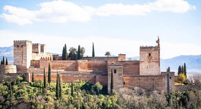 ¿Por qué se llama La Alhambra?