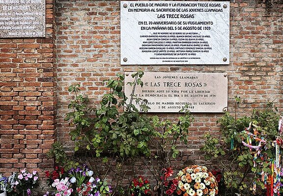 ¿Por qué se llaman 13 rosas? ¿Por qué se llaman 13 rosas?