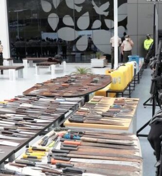 ¿Por qué se llaman armas blancas?