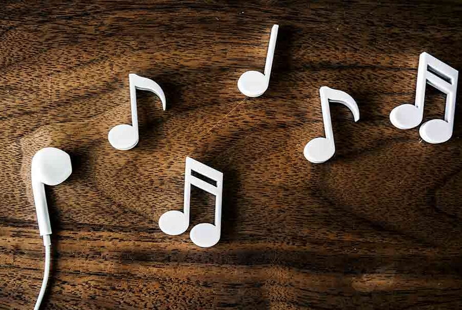 ¿Por qué se llama mediante música?